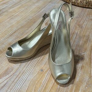 Last Price 🔥 Gorgeous Lilly Pulitzer Gold GiGi Wedge